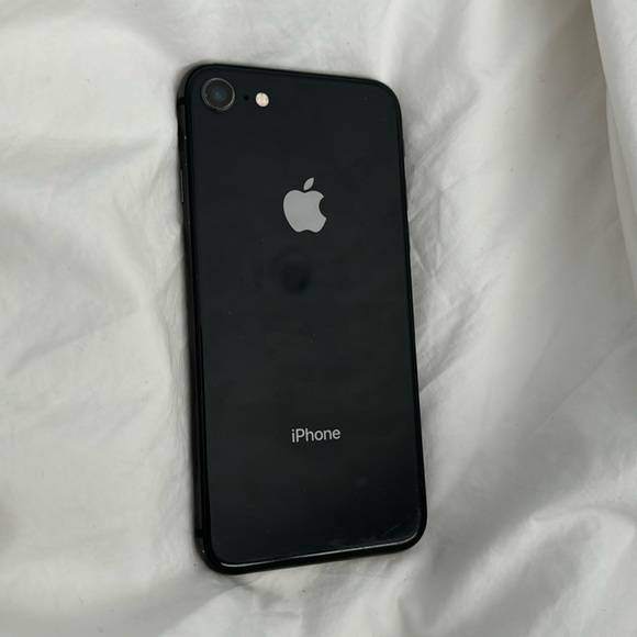 Im selling space grey iPhone 8